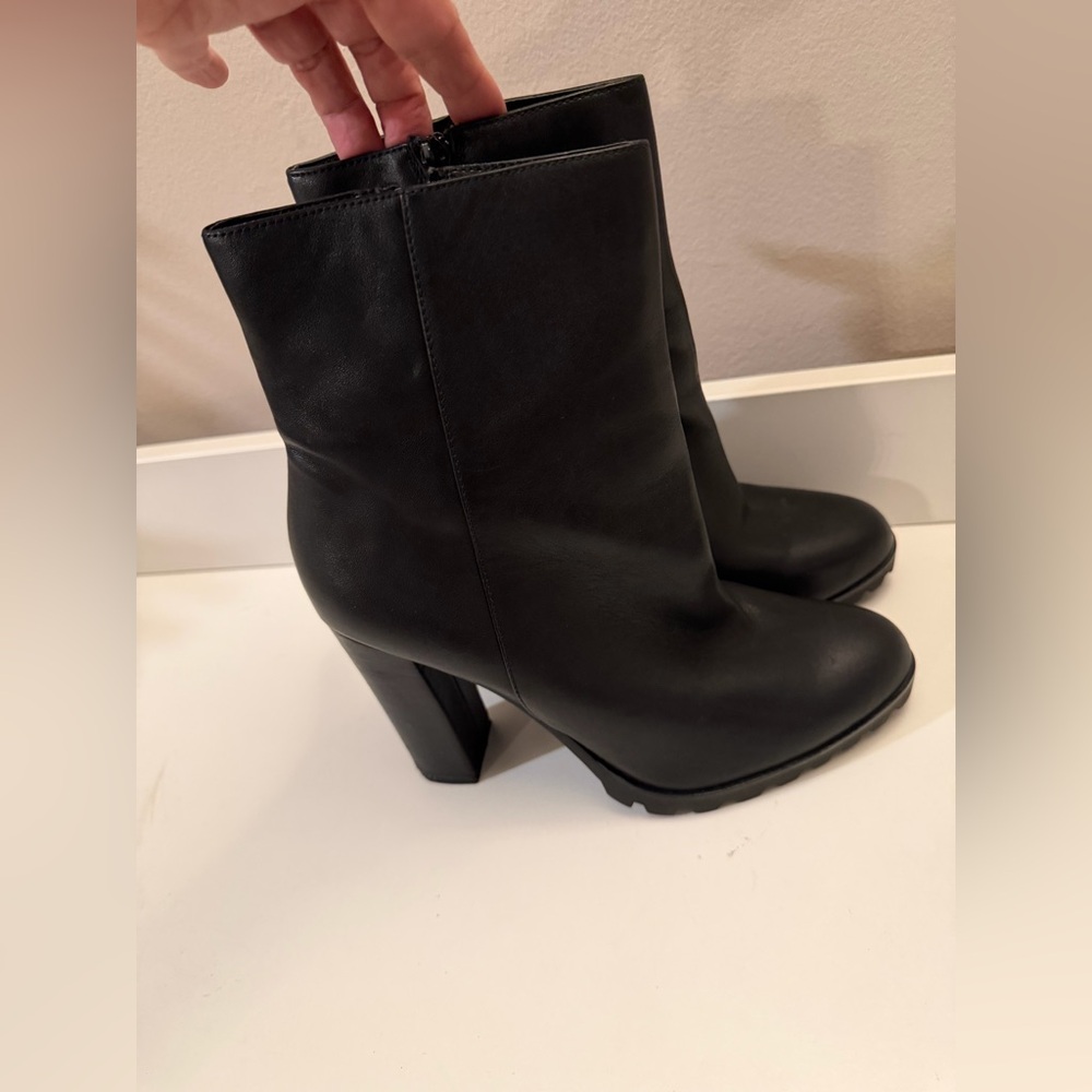 Aldo Womens Black Leather Block Heel Lug Sole Ankle Boots Side Zip Size 8.5